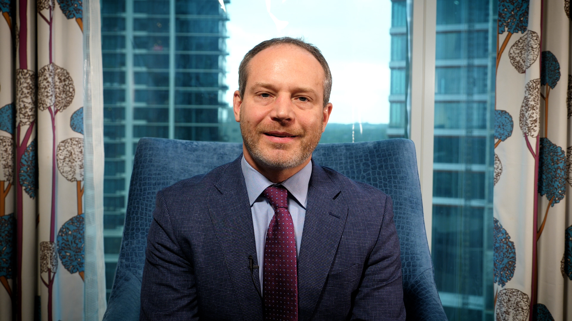 How does chronic AD histopathology evolve from spongiosis-dominant lesions to lichenified, fibrotic plaques?